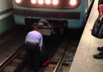 В Бакинском метро женщина бросилась под поезд
