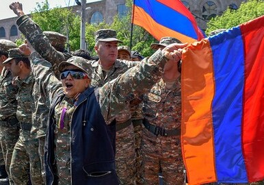 К акции протеста в Ереване присоединились военные (Видео)