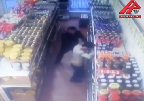 Попытка ограбления магазина в Ширване: преступник напал на продавца и кассира (Видео)