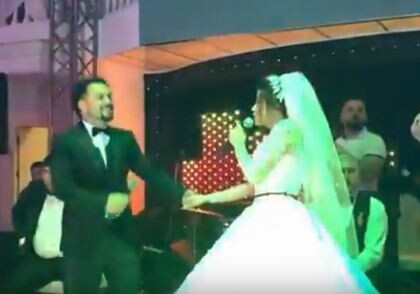 Азербайджанский певец спел на своей свадьбе с невестой (Видео)