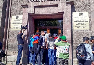 В Армении протестующие ворвались в здания мэрий городов Гюмри и Маралик