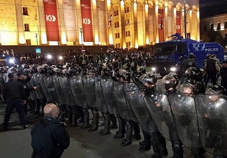 К зданию парламента в Тбилиси стянуты силы полиции – премьер-министр Грузии провел чрезвычайный брифинг