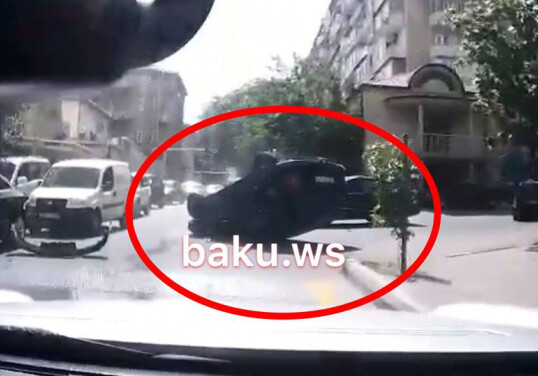 В Баку автомобиль на высокой скорости перевернулся посреди улицы (Видео)