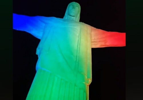 Статую Христа в Рио-де-Жанейро окрасили в цвета азербайджанского флага