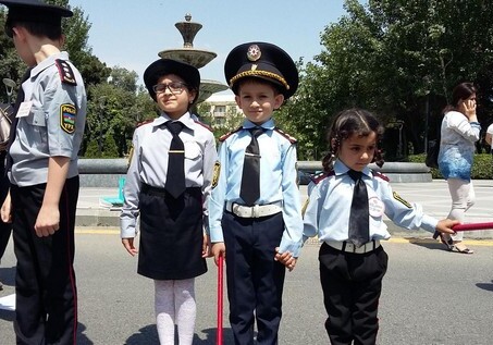 В Баку дети напоминали водителям о правилах дорожного движения и вручали подарки (Фото)