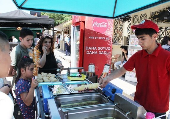 В Баку проходит фестиваль уличной еды (Фото)
