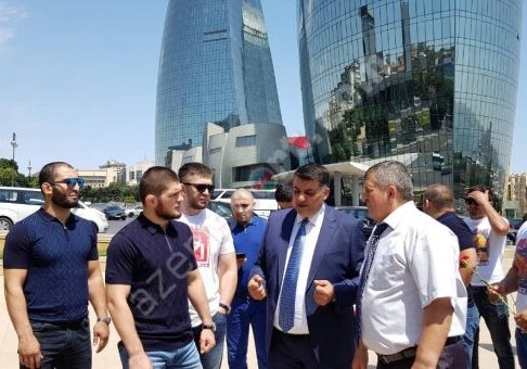 Хабиб Нурмагомедов посетил Аллею почетного захоронения и Аллею шехидов в Баку (Фото)