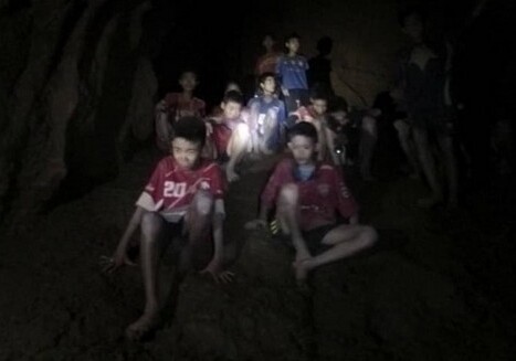 В Таиланде обнаружены живыми 13 пропавших в пещере подростков (Фото-Видео)
