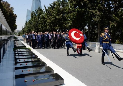 Президент Турции посетил Аллею почетного захоронения (Фото)