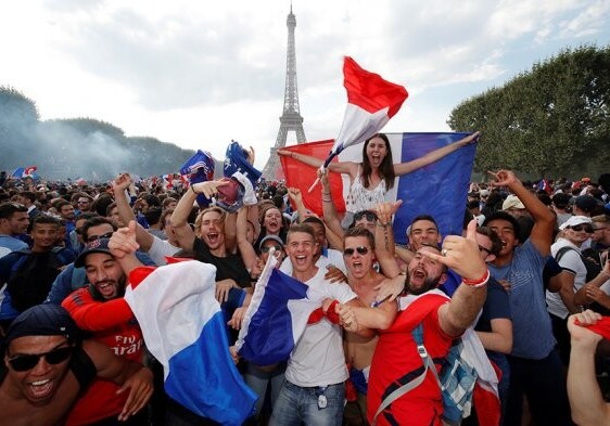 Фейерверки, гуляния и погромы: Франция отметила победу на мундиле (Фото)