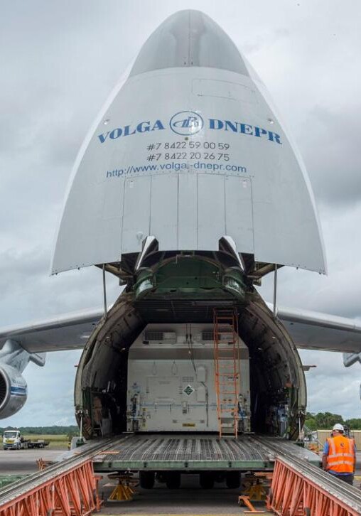 Азербайджанский спутник доставлен на космодром во Французской Гвиане (Фото)