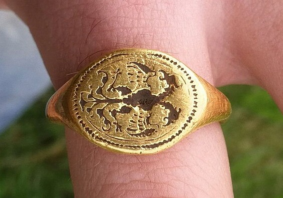 В Англии на фермерском поле нашли старинное золотое кольцо
