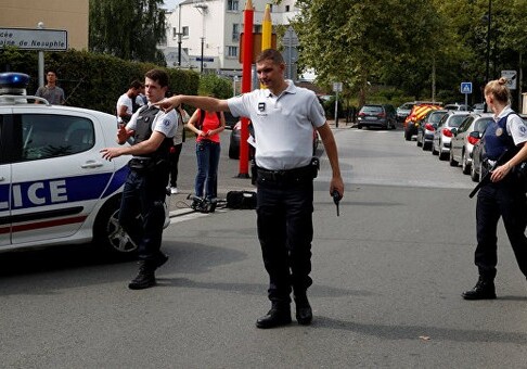 В пригороде Парижа мужчина напал на прохожих, погибло два человека