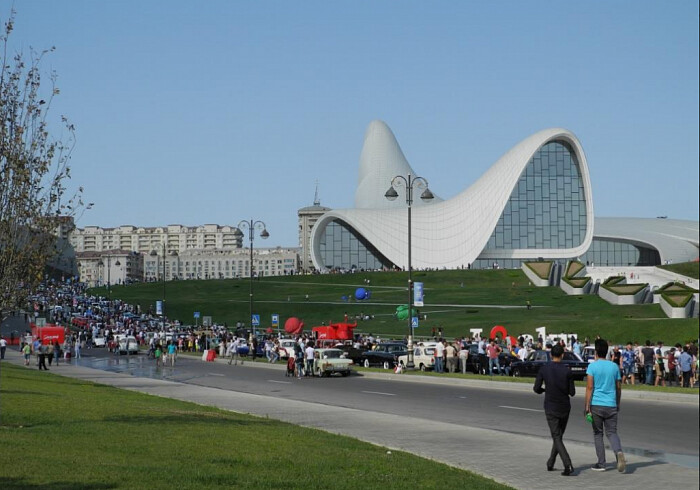 В Баку прошли парад и выставка раритетных автомобилей (Фото-Обновлено)