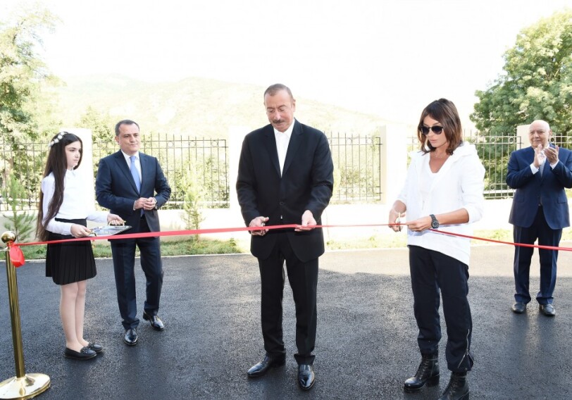 Ильхам Алиев и первая леди Мехрибан Алиева приняли участие в открытии нового здания полной средней школы, построенного в поселке Лагич (Фото)