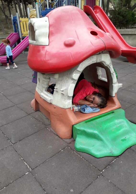 В Баку женщина-бомж «оккупировала» детскую площадку: «Я просто хочу жить здесь» (Фото)