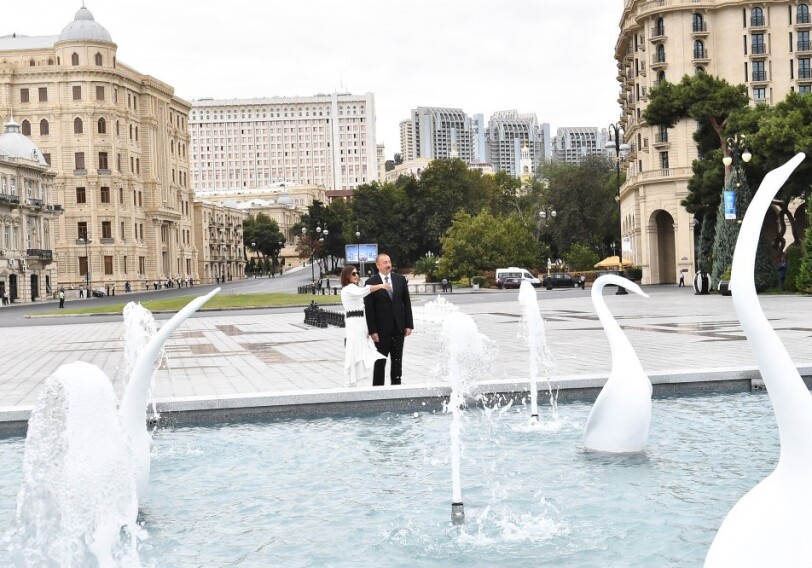 Ильхам Алиев и первая леди открыли фонтанный комплекс «Лебеди» и Бакинский книжный центр (Фото)