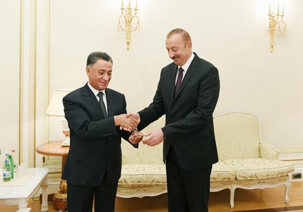 Президенту Ильхаму Алиеву вручено удостоверение личности номер один нового поколения (Фото-Обновлено)