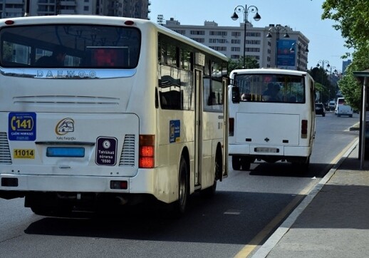 В Баку автобус с пассажирами выехал на встречную полосу (Видео)