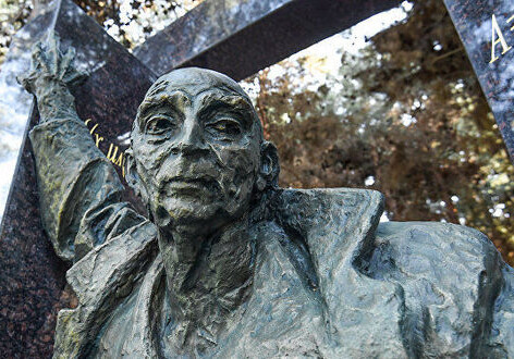 Автор памятника Лютфи Заде раскрыл секрет своей идеи