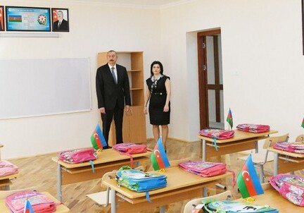 Президент Азербайджана побывал в ряде капитально отремонтированных бакинских школ  (Фото)