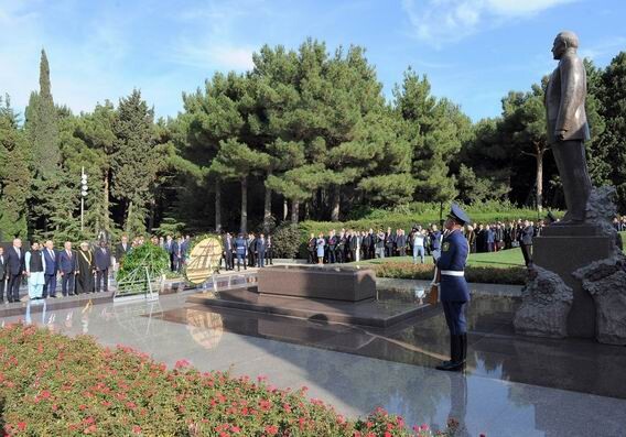 Участники заседания, посвященного 100-летию азербайджанского парламента, посетили могилу великого лидера Гейдара Алиева и Шехидляр хиябаны (Фото)