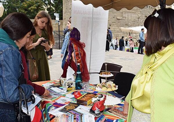 Всемирный день туризма в Баку: Всех гостей встречали подарками (Видео)
