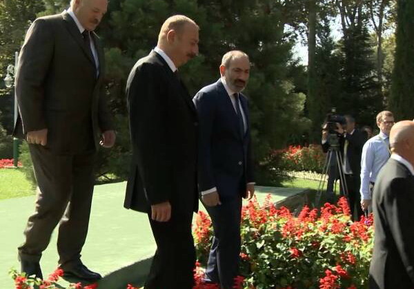 Пашинян подошел к Президенту Ильхаму Алиеву, чтобы поговорить (Видео)