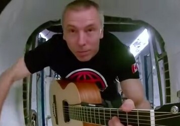 Астронавт снял в космосе клип для канадской рок-группы (Видео)