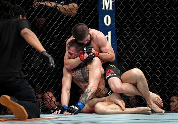 Нурмагомедов победил Макгрегора, защитив титул чемпиона UFC (Видео)