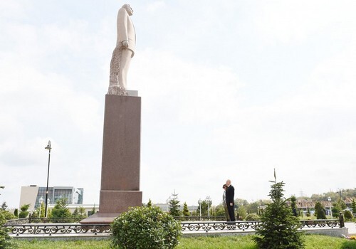 Президент Азербайджана и первая леди посетили памятник Гейдару Алиеву в Губе