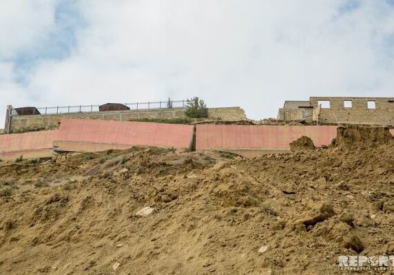 Штаб: Земля под строением в зоне оползня в Бадамдаре под угрозой обвала 