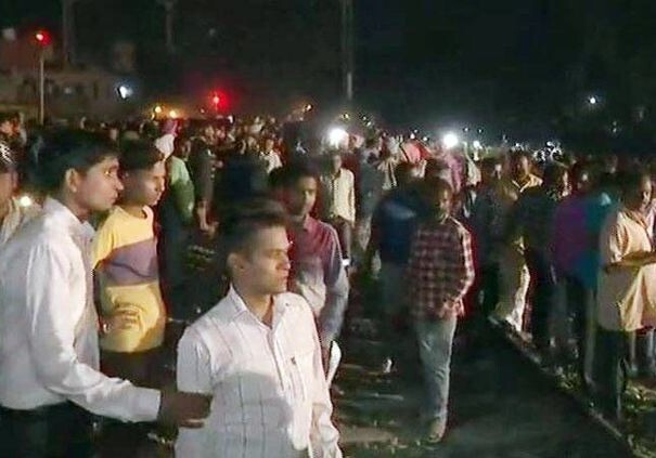 Поезд въехал в толпу в Индии: много погибших (Видео)
