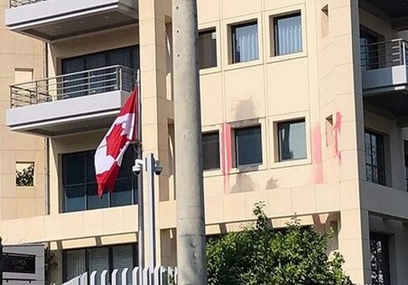 В Греции анархисты напали на посольство Канады