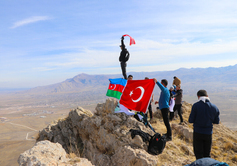 На вершину горы в Турции водрузили флаг Азербайджана (Фото)