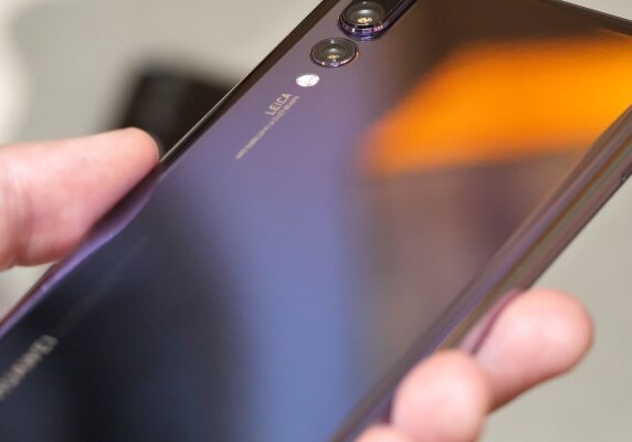 Huawei запатентовала смартфон с отверстием в дисплее