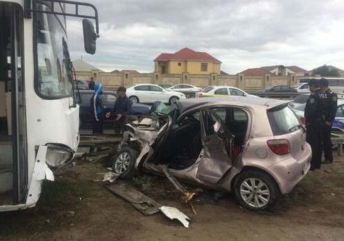 В Баку автобус столкнулся с легковушкой, есть пострадавшие