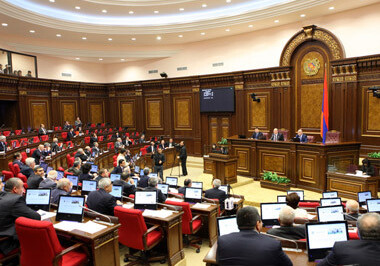 Армянский абсурд: распущенный парламент принял бюджет на 2019 год
