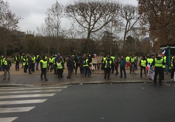 Во Франции проходят акции протеста против повышения цен на топливо