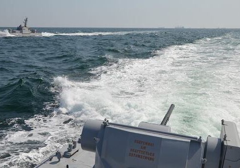 Корабли ВМС России захватили три украинских судна в Азовском море, ранено 6 моряков (Видео)