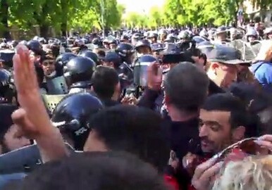 В Ереване произошли стычки между сторонниками сближения с Россией и прозападными активистами