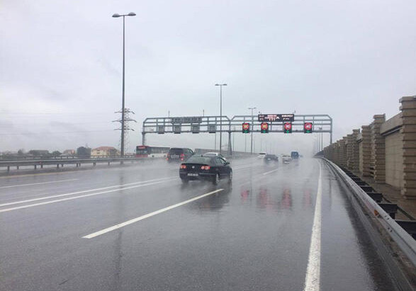 В связи с погодой скорость движения автомобилей в Баку снижена на 20 км/ч