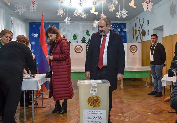 Пашинян проголосовал на выборах и ответил на обвинения Кочаряна и «чемоданах» Саргсяна 