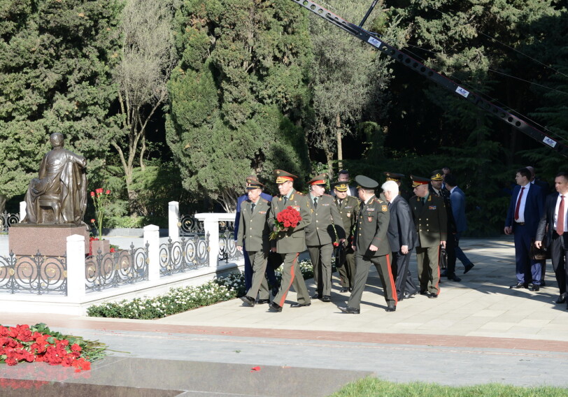 Начальник Генштаба ВС России почтил память Гейдара Алиева (Фото)