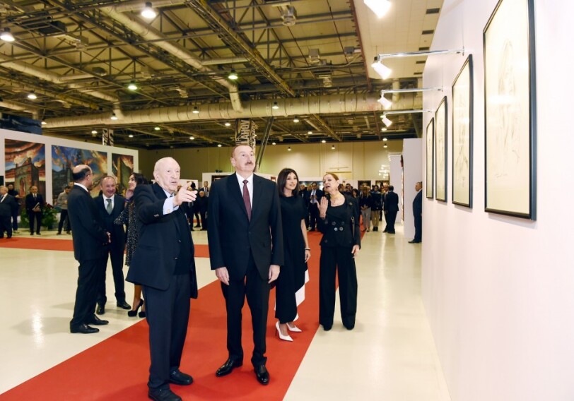 Президент Ильхам Алиев и Первая леди Мехрибан Алиева ознакомились с выставкой народного художника Таира Салахова (Фото)