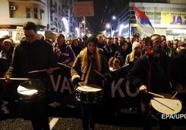 В Сербии прошли многотысячные протесты с требованием отставки против президента