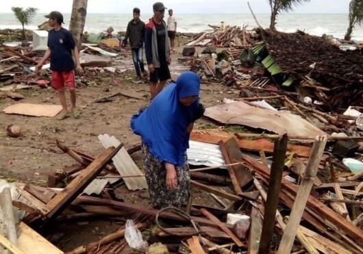 На Индонезию обрушилось цунами, 222 погибших (Фото-Обновлено)