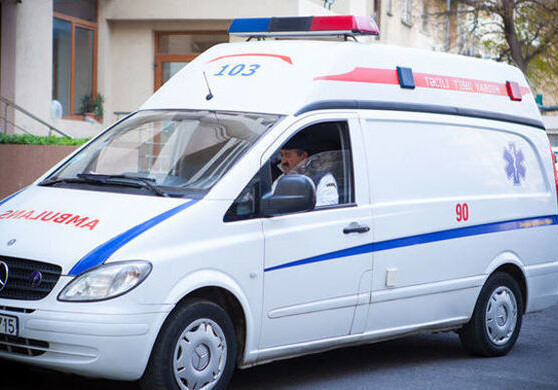 В Баку полицейский получил ножевое ранение