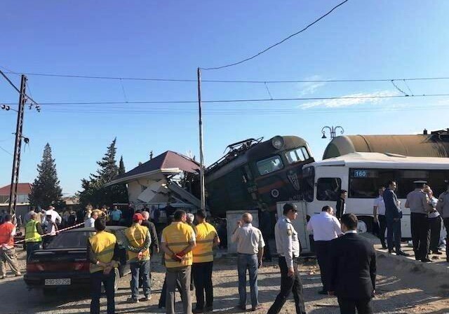 Пострадавшие от столкновения автобуса с поездом в Бина получат компенсаци