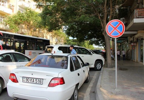 Знаки «Остановка и стоянка запрещены» уберут с дорог Баку (Фото)